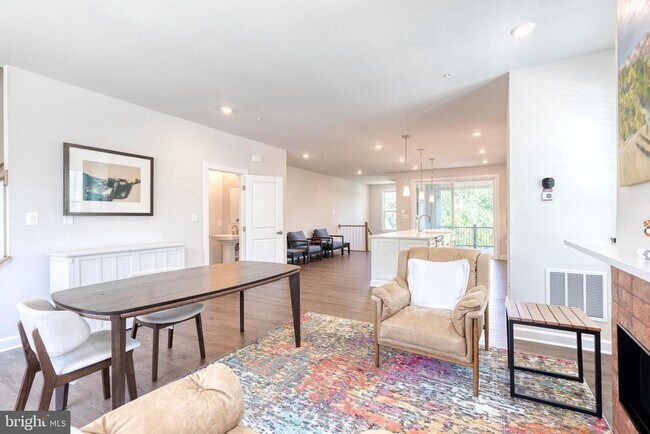 Building Photo - 200 Hickory Holw Ct