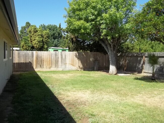 Building Photo - Nice and updated 3 bedroom home offering n...
