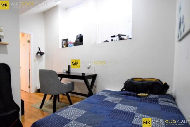 Building Photo - 456 Park Dr