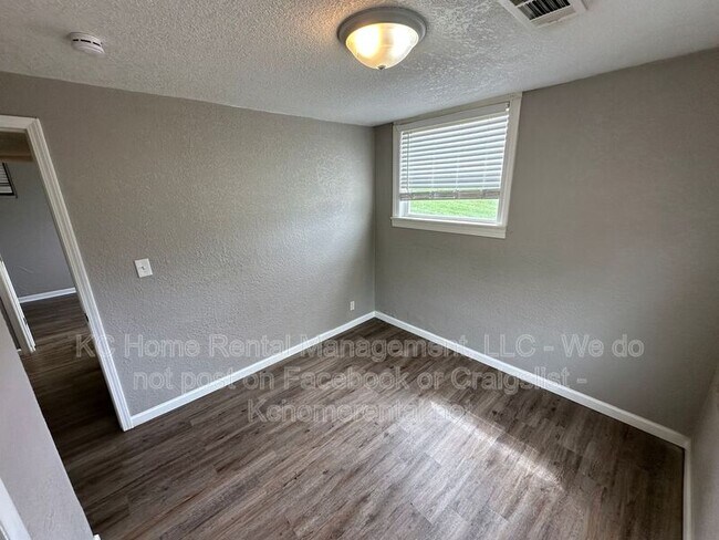 Building Photo - 300 Hill St