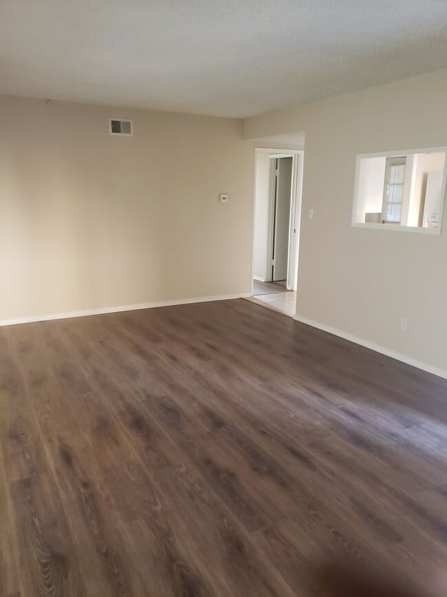 Building Photo - 4 Bedroom 1.75 Bathroom in Riverside