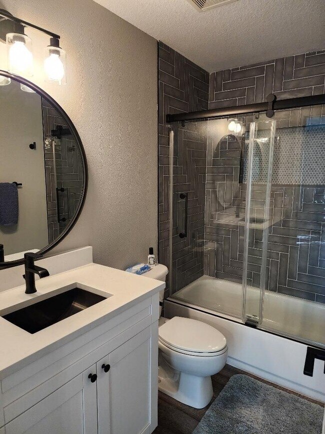 Building Photo - 402 S Willow Ave