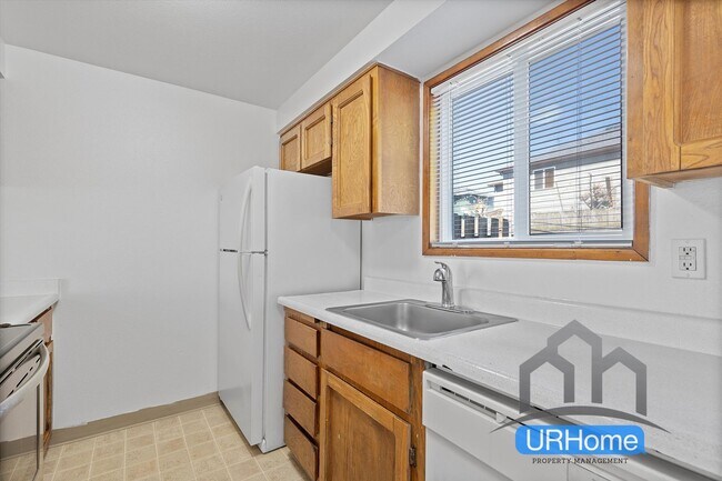 Building Photo - First Month FREE! Spacious 2BD/1.5BA Townhome in SE Portland - Move-In Ready