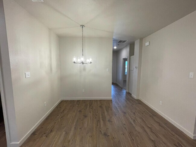 Building Photo - 10908 Aberdeen Ave