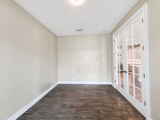 Building Photo - Live the Southwest Florida lifestyle in this lakefront villa in South Naples!