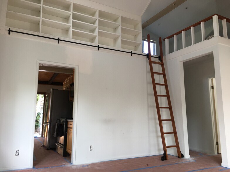 Building Photo - 347 6th Ave