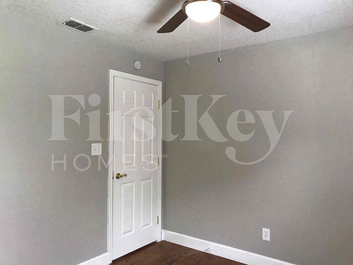 Building Photo - 3600 Molona Dr