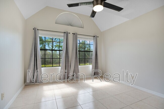 Building Photo - 305 Lakepointe Dr