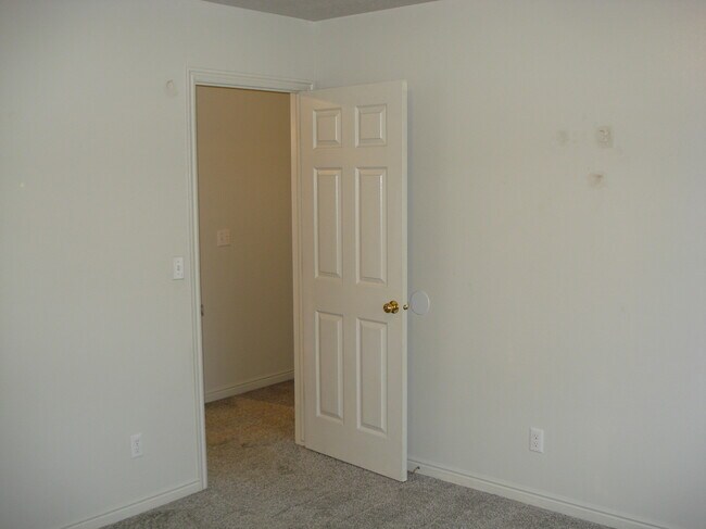 Building Photo - 60 E 200 N