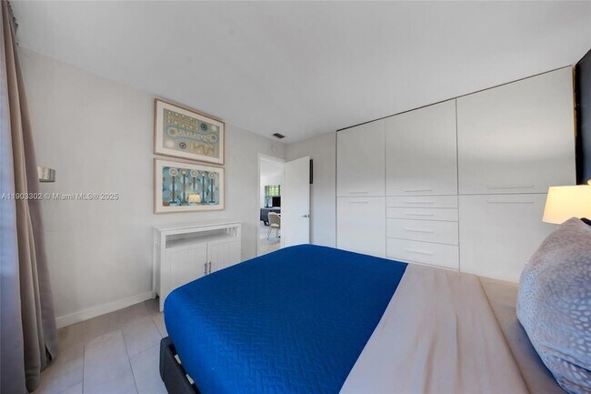 Building Photo - 707 NE 22nd Dr