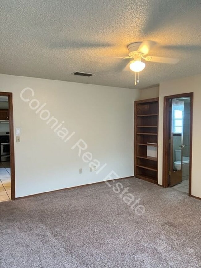 Building Photo - Spacious 3 Bed/2 Bath home with a fireplace!