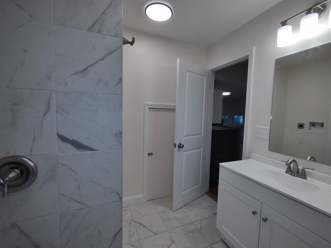 Building Photo - 394 Union Ave