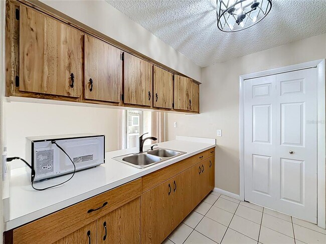 Building Photo - 4050 SE 20th Ct