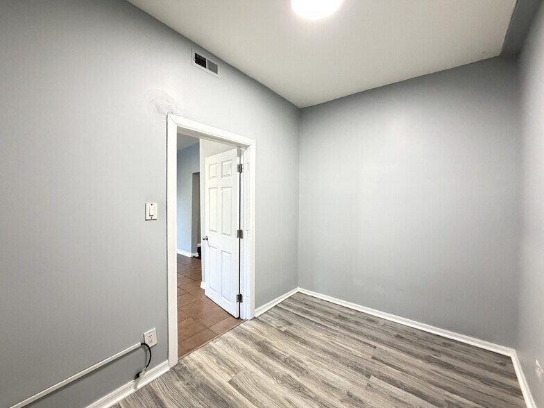 Building Photo - 3503 W Dickens Ave