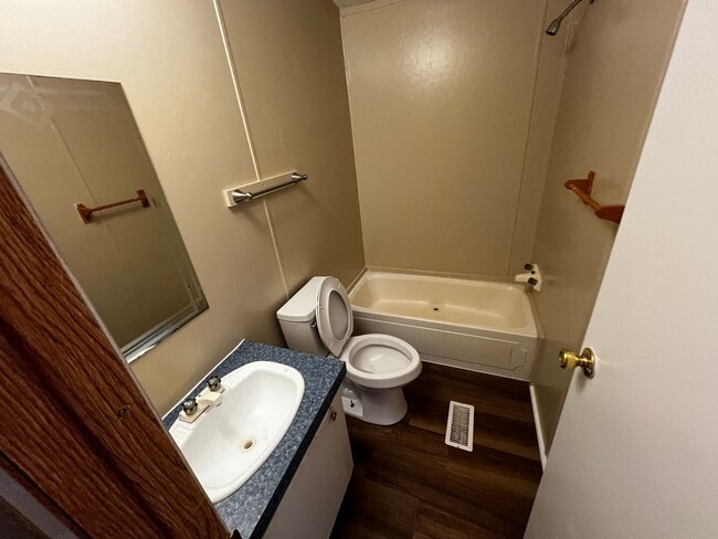 Building Photo - 3 Bedroom-2Bath located near CAFB