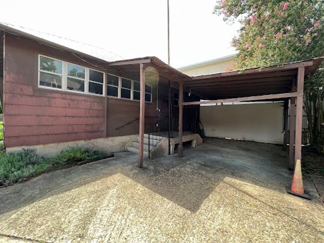 Building Photo - 2420 White Oak Dr