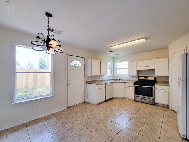 Building Photo - 3307 Pine Dust Ln