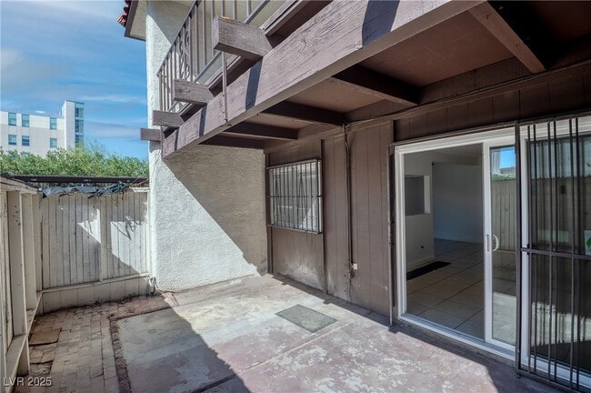 Building Photo - 1405 E Vegas Valley Dr