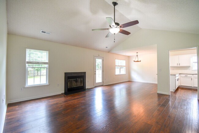 Building Photo - 3 Bedrooms and LARGE Backyard