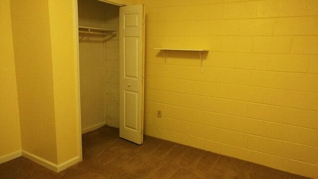 Building Photo - 1 bedroom 1 bath with den