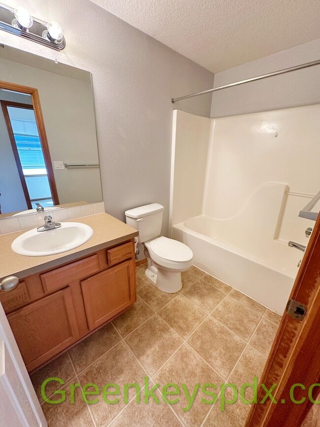 Building Photo - Awesome 3-bedroom 2.5-bathroom house in NE...