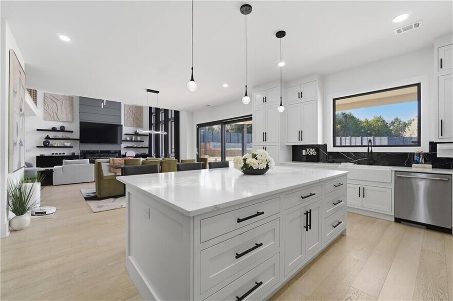 Building Photo - 556 Versailles Dr