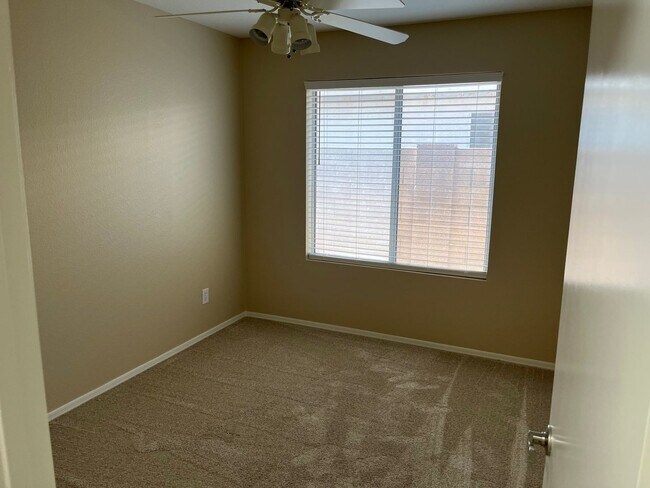 Building Photo - 33 N Sahuaro Dr
