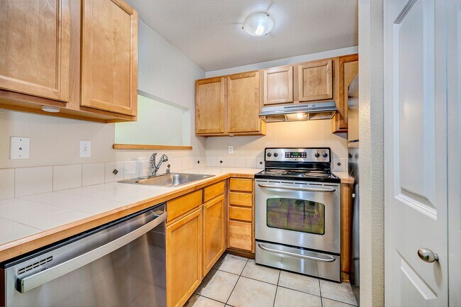 Building Photo - Echo Lake One Bedroom
