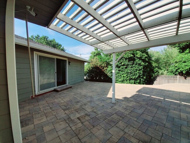 Building Photo - Hillsborough home with Bay views