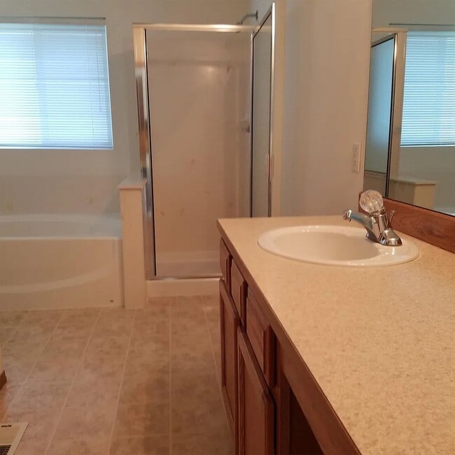 Building Photo - Beautiful 3 bed 2.5 ba house in highly desirable Liberty Ridge neighborhood