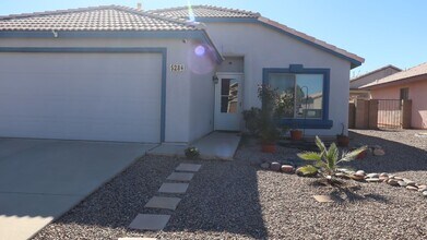 Building Photo - Furnished 3 Bedroom home