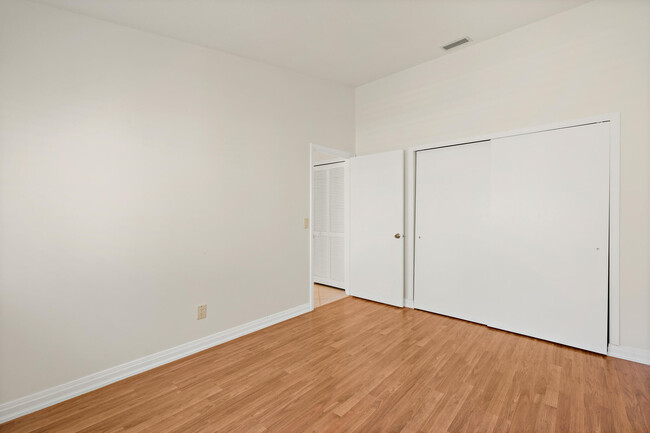 Building Photo - 604 Parkside Pl