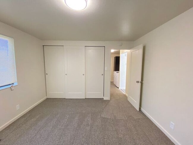 Building Photo - Charming Sparks Duplex - Yard/Garage/AC/1 Pet Friendly