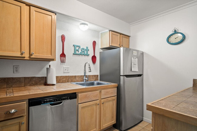 Building Photo - 2025 Eleventh Street-SI FL2-ID1023387P