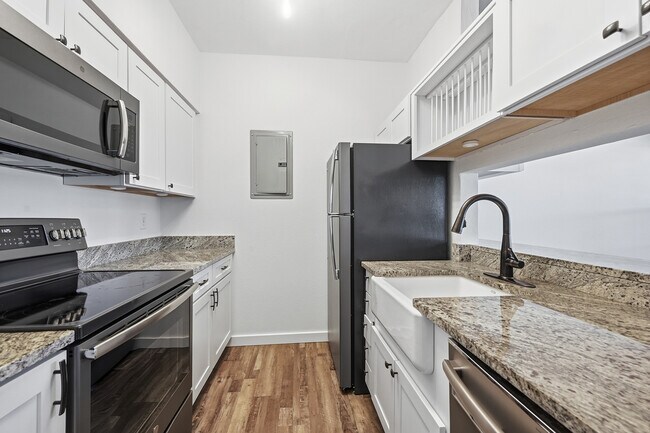 Building Photo - 7470 Singing Hills Dr