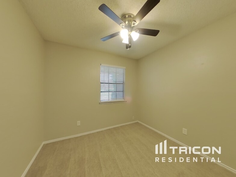 Building Photo - 906 Sylvan Creek Dr