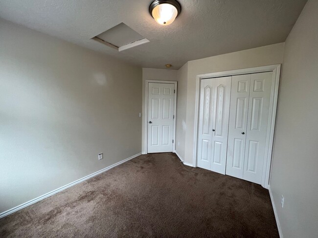 Building Photo - Lovely 4 bedroom (+ 2 living rooms) 2.5 ba...
