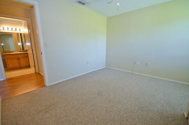 Building Photo - Windsor Park #514