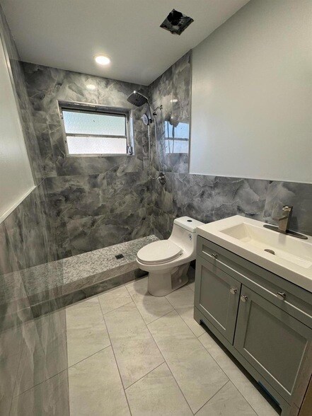 Building Photo - 490 W 31st St