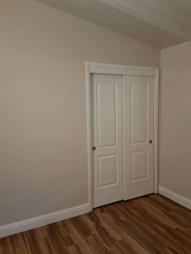 Building Photo - 2 bd 1 ba with off-street parking