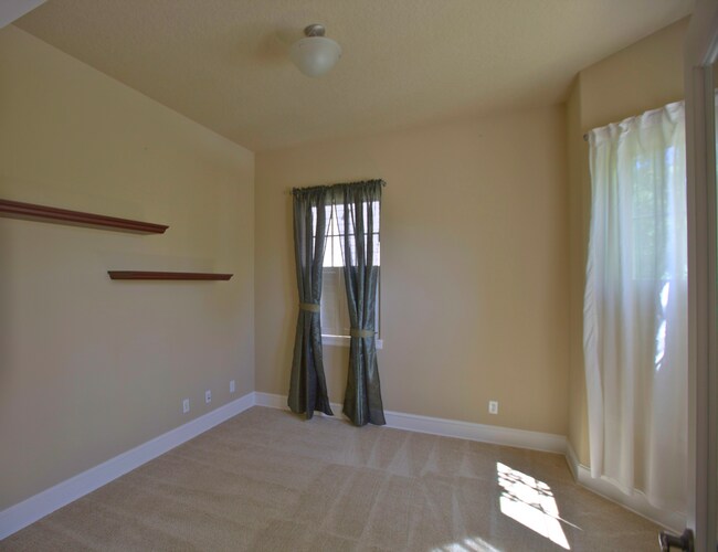 Building Photo - King City 3 Bedroom Plus Den available now !