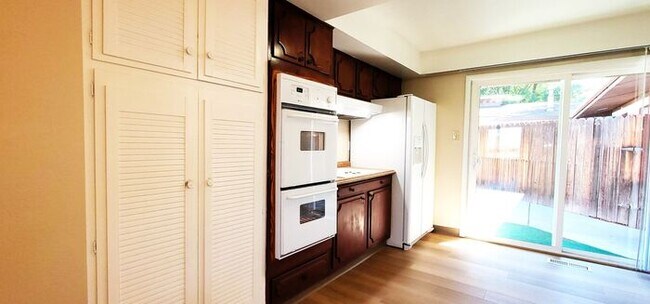 Building Photo - Beautiful 2 Bedroom / 2 Bath Bungalow Next to Hidden Valley Golf Club with Large Private Patio, N...