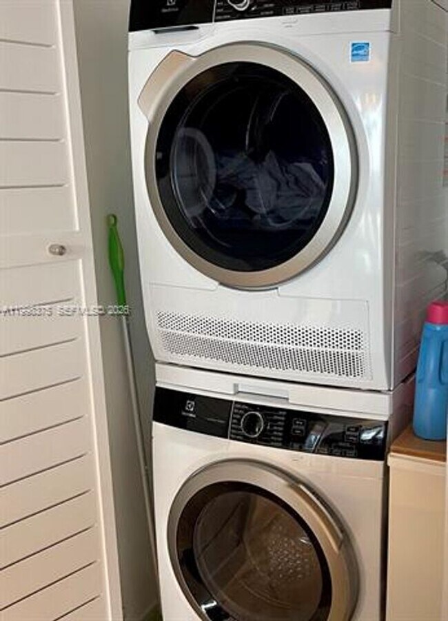 Building Photo - 3470 E Coast Ave