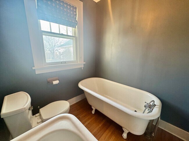 Building Photo - **AVAILABLE NOW** Centrally located 3-bedroom 2-bath
