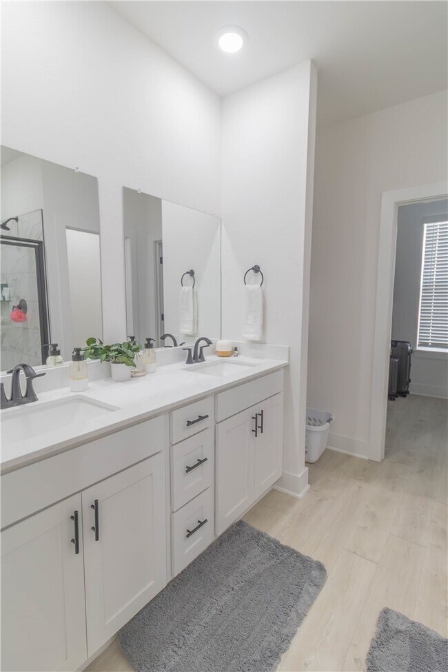 Building Photo - 112 S Broyles Ave