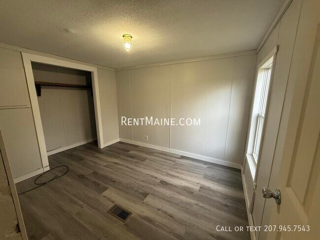 Building Photo - 8 Hall Dr