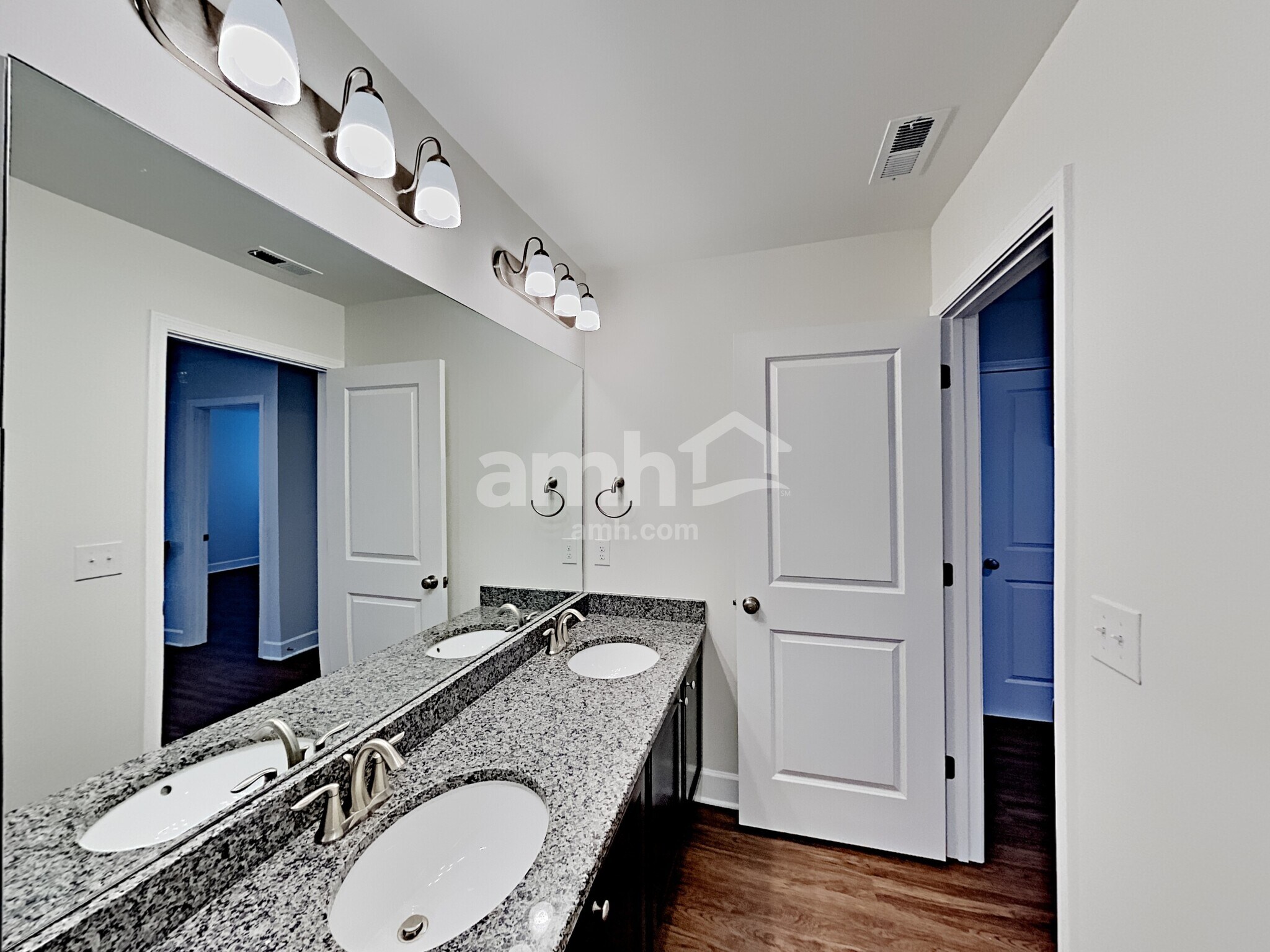 Building Photo - 4500 Tarpon Dr
