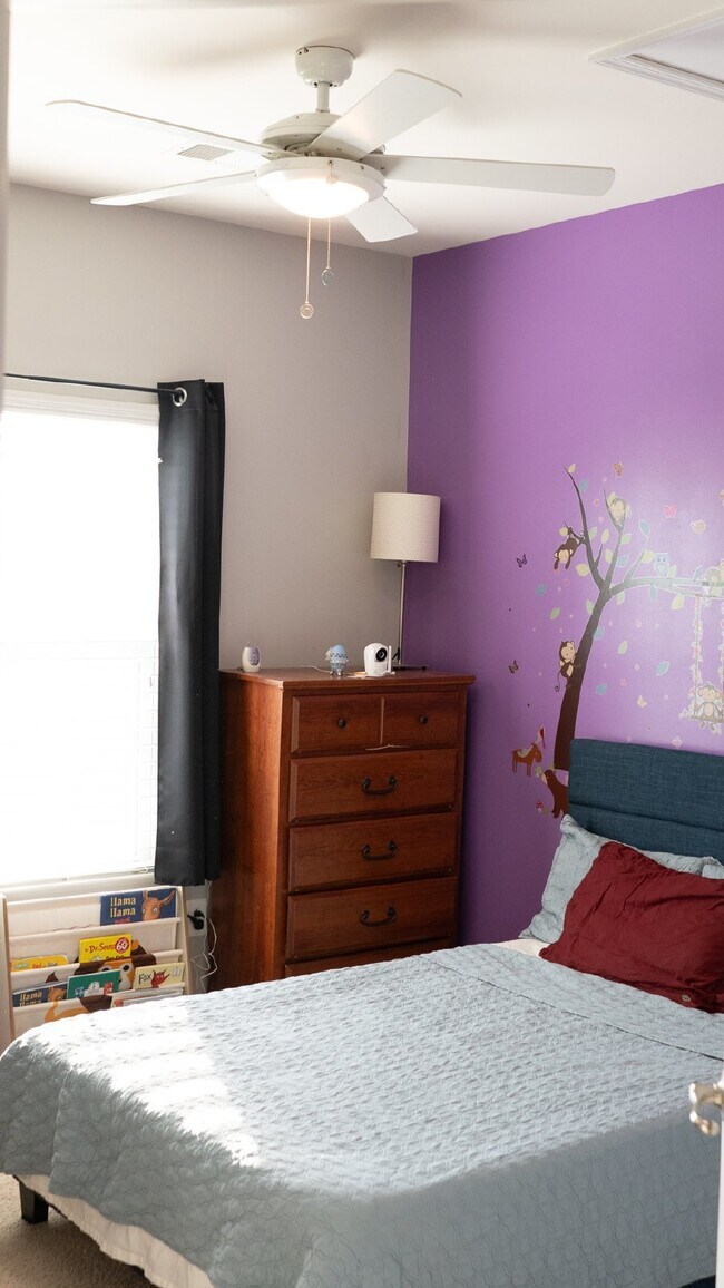 Building Photo - Modern 3 Level Townhome with 2 Car Garage