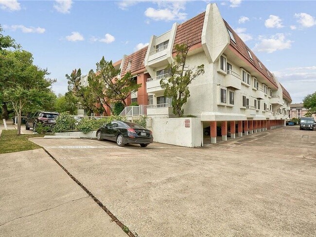 Building Photo - 1/1 Apartment Close to UT and Medical Dist...