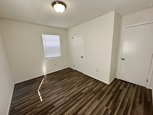 Building Photo - 903 Rose Ave